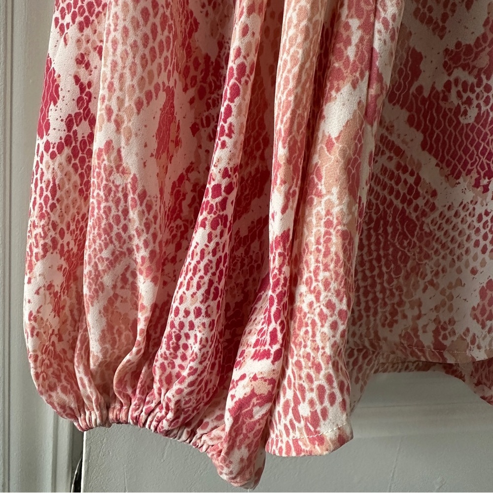 Cabi 5708 Bethany Pink Snakeprint Long Sleeve V-Neck Top Women’s Size Large - Picture 9 of 16